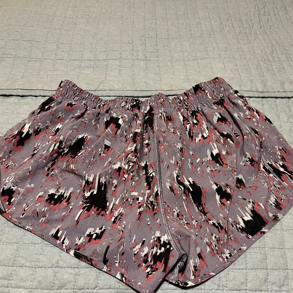 Like New- Lululemon 2.5 inch Hotty Hot Shorts Size 10